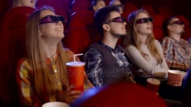 Gençler izle sinema, film seyretmek bir komedi tüm gülümseyen ve patlamış mısır yemek 3D.