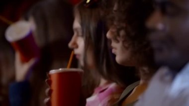 Arkadaşlarıyla sinemada patlamış mısır yemek ve film izlerken Afrika adam.