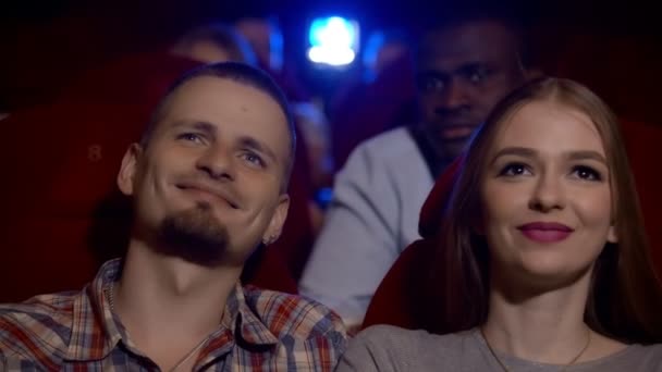 Casal amoroso no cinema assistindo a um filme maravilhoso . — Vídeo de Stock