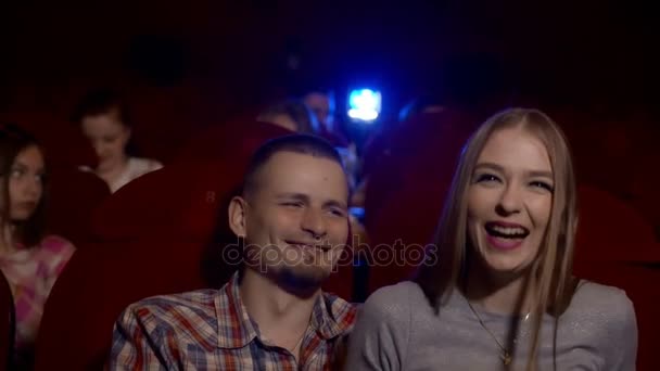 Pareja cariñosa en el cine viendo una maravillosa película de comedia . — Vídeos de Stock