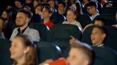 Çocuklar heyecanla neşeli çizgi film sinema salonu arıyorum. Onun kızı ile genç Baba.