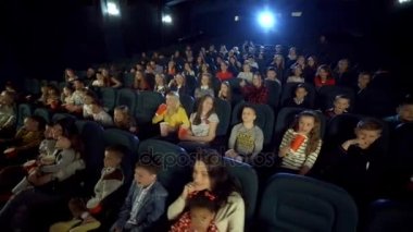 Havadan görünümü sinemada. Çizgi film arıyorum, patlamış mısır yiyip kola içmeyi çocuk.