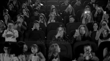 Mutlu çocuk çizgi film arıyorum sinema ve telefon yanıp söner. Siyah ve beyaz vurdu.