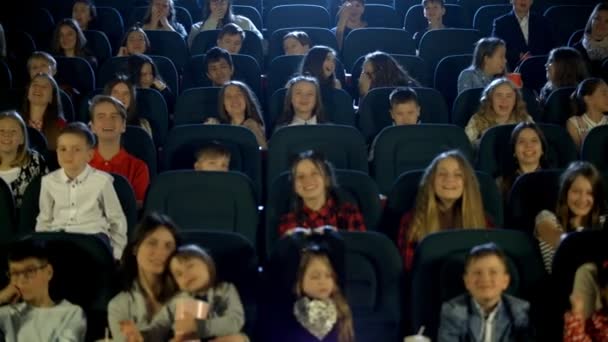 Marcos de vídeo en el cine con niños divertidos, que ven dibujos animados . — Vídeo de stock