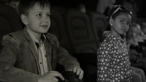 Niño con gafas virtuales, primer plano en el cine. Imágenes en blanco y negro . — Vídeos de Stock