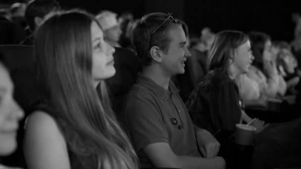 Família com crianças bonitas e amigos assistindo desenhos animados engraçados no cinema. Imagens em preto e branco . — Vídeo de Stock