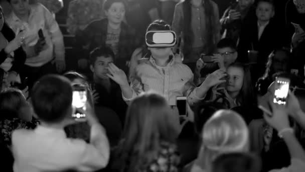 Bambine e ragazzi al cinema a guardare il ragazzo in occhiali di realtà virtuale. Filmati in bianco e nero . — Video Stock