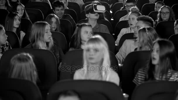 Μικρά παιδιά έφηβοι στο σινεμά βλέποντας στο αγόρι στα γυαλιά εικονικής πραγματικότητας. Μαύρο και άσπρο φιλμ. — Αρχείο Βίντεο