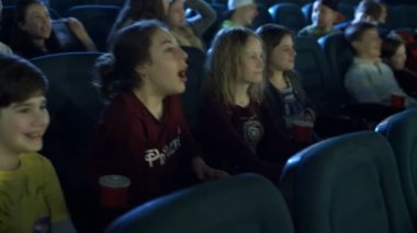 Çocuklar çok komik sinema çizgi film animasyon. Patlamış mısır yiyip kola içmeyi.