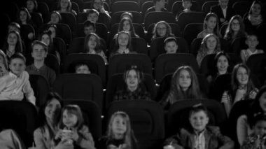 Mutlu çocuk çizgi film arıyorum sinemada. Siyah beyaz resim.