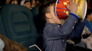 Popcon sinema, eğlenceli ve komik yeme bir kase ile küçük çocuk.