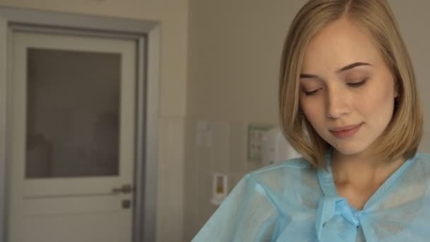 Een spannende meisje op de gynaecoloog is onderzoek in medisch centrum. — Stockvideo