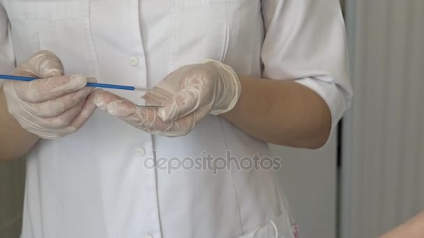 Ginecóloga femenina examinando paciente y tomando un hisopo para análisis . — Vídeos de Stock