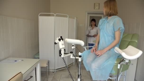 Uma garota emocionante no ginecologista é exame no centro médico . — Vídeo de Stock