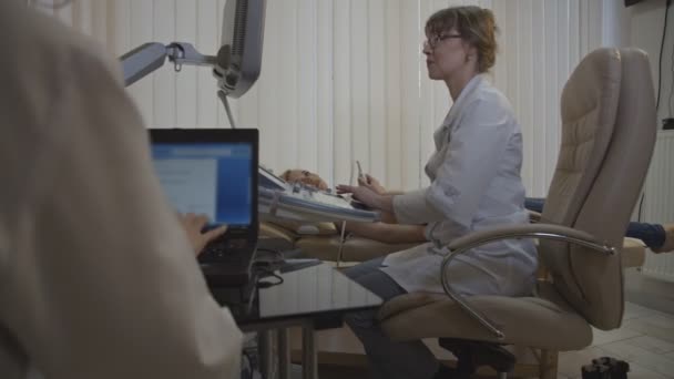 Jong meisje op onderzoek echografie borst in medisch centrum. — Stockvideo