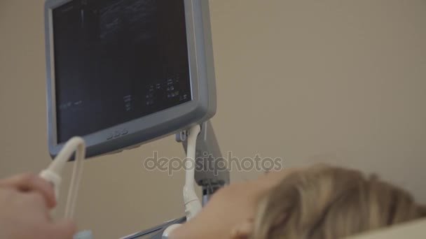 Schöne erwachsene Mädchen auf Untersuchung Ultraschall Brust in der Klinik. — Stockvideo