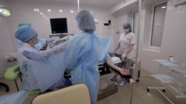 Jinekolojik cerrahi jinekolog işlem izleme için ultrason makine kullanarak işlemi gerçekleştirmek.
