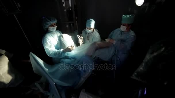 手術台の上の少女。彼女は婦人科の手術を受けています。麻酔下で女の子. — ストック動画