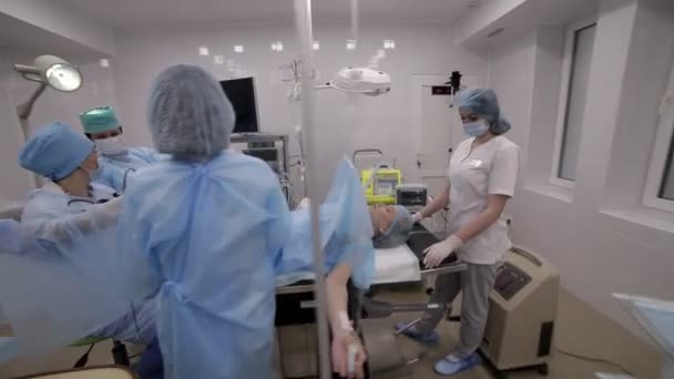 Chirurgie gynécologique, gynécologue effectuer une opération à l'aide d'une machine à ultrasons pour la surveillance du processus . — Video