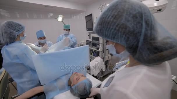 Гінекологічна хірургія, гінеколог виконує операцію з використанням ультразвукової машини для моніторингу процесу . — стокове відео