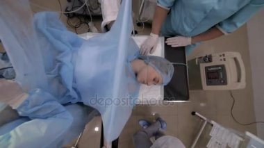Jinekolojik cerrahi jinekolog gerçekleştirmek işlemi için ultrason makinesi kullanma işlemi izleme - IVF foliküler ponksiyon.