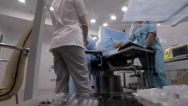 Sebészek csapat teljesítő sebészeti beavatkozás, a műtőben. Egy profi csapat tesz egy fiatal lány műtét. — Stock videók