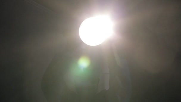 Bright light in the operating room. Preparation for gynecological surgery. — Stock Video