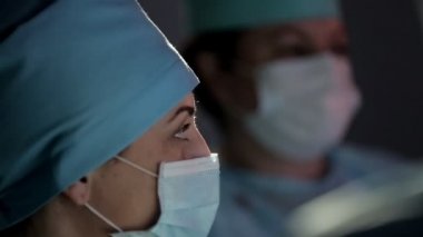 IVF foliküler ponksiyon için yumurta alma yordamı, Jinekolojik cerrahi jinekolog gerçekleştirmek işlemi genç kız.