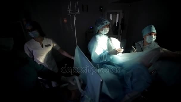 Equipo de cirujanos realizando operación quirúrgica, quirófano. Es el proceso de operación . — Vídeo de stock