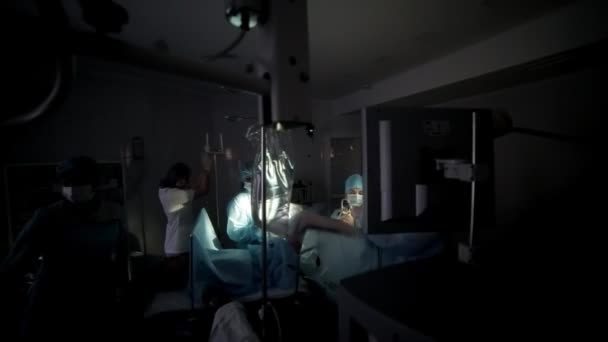 Equipo de cirujanos realizando operación quirúrgica, quirófano. Es el proceso de operación . — Vídeo de stock