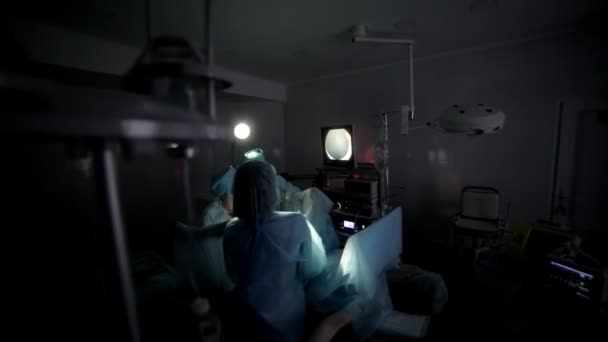 Equipo de cirujanos realizando operación quirúrgica, quirófano. Es el proceso de operación . — Vídeos de Stock