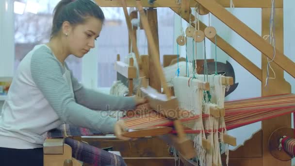 工业织工用大自然纱制造的产品。4k — 图库视频影像