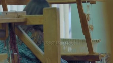 Kız bir tezgah üzerinde çalışıyor. Etnografya. 4k.