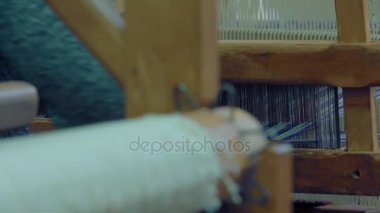 Kız bir tezgah üzerinde çalışıyor. Etnografya. 4k.