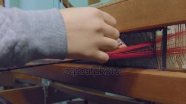 Endüstriyel dokumacılar. Naturale iplik yapılan bir ürün imalatı. 4 k. yakın çekim.