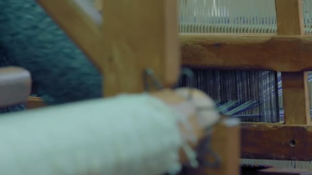 The girl works on a loom. Ethnography. 4K. — Stock Video
