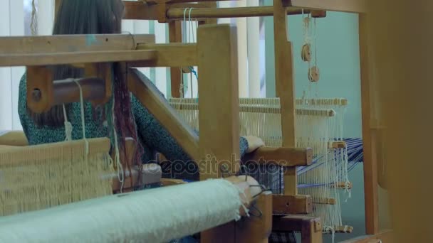 Девушка работает на ткацком станке. Этнография. 4K . — стоковое видео