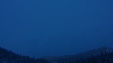 Karlı dağlar ve bulutlar Timelapse, Carpatians, Ukrayna, 4 K