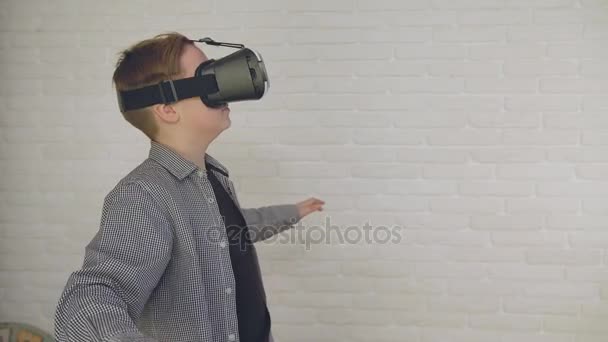 Video de alta calidad de niño con gafas de realidad virtual. Niño feliz merodeando en gafas de realidad virtual. 4K — Vídeos de Stock