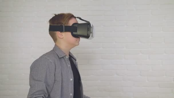 Hochwertige Videos von Kindern mit Virtual-Reality-Brillen. Glücklicher Junge mit Virtual-Reality-Brille. 4k — Stockvideo