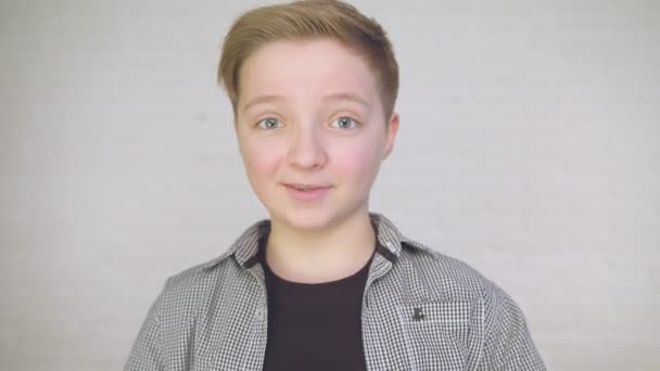 Boy in VR glasses. closeup shot. The boy looks emotionally virtual glasses. 4K — Stock Video