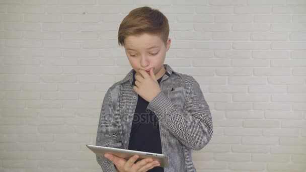 Jongen op zoek op zijn tafel bedacht. — Stockvideo