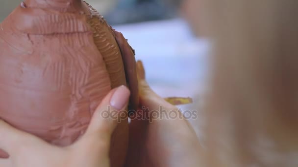 Upplevt potter skapar en vacker lera souvenirer med professionella verktyg. 4 k. modellering, närbild. — Stockvideo