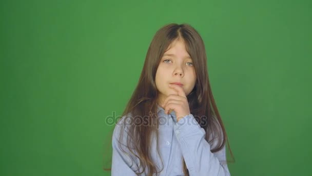 Маленькая девочка, выражающая печаль на зеленом фоне — стоковое видео