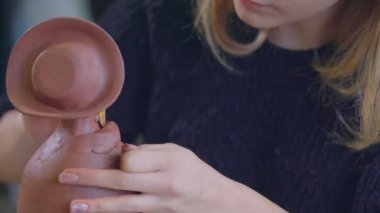Güzel bir kil Hatıra Eşyası profesyonel araçlar kullanarak oluşturma potter deneyimli. Modelleme, yakın çekim. Büyük ayı Mini Pro kamera 4 k Uhd içinde atış.