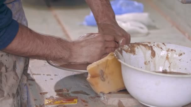 Proces produkcji ceramiki. Podnoszenie wazon na kole garncarskim. 4 K — Wideo stockowe