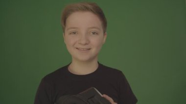 Sevimli küçük çocuk mutlu Vr sanal gerçeklik 360 derece gözlük kullanarak gesturing. Kara büyüteolan Ursa Mini 4.6k'da çekilmiş.