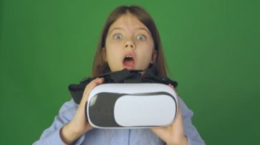 Sevimli küçük kız mutlu Vr sanal gerçeklik 360 derece gözlük kullanarak gesturing. Yavaş çekim.