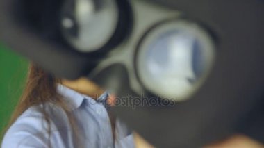 Sevimli küçük kız mutlu Vr sanal gerçeklik 360 derece gözlük kullanarak gesturing. Yavaş çekim.