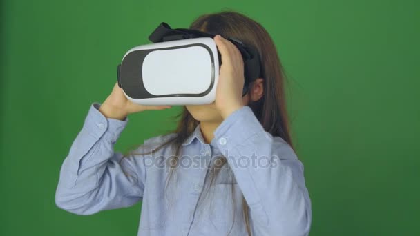 High quality video of child wearing virtual reality glasses. Happy girl loocing in virtual reality glasses, slow motion, camera in 4K. — Stock Video